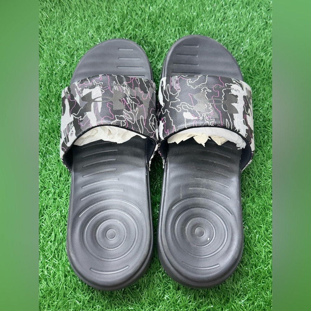 Under Armour men’s flip-flops size 13‎